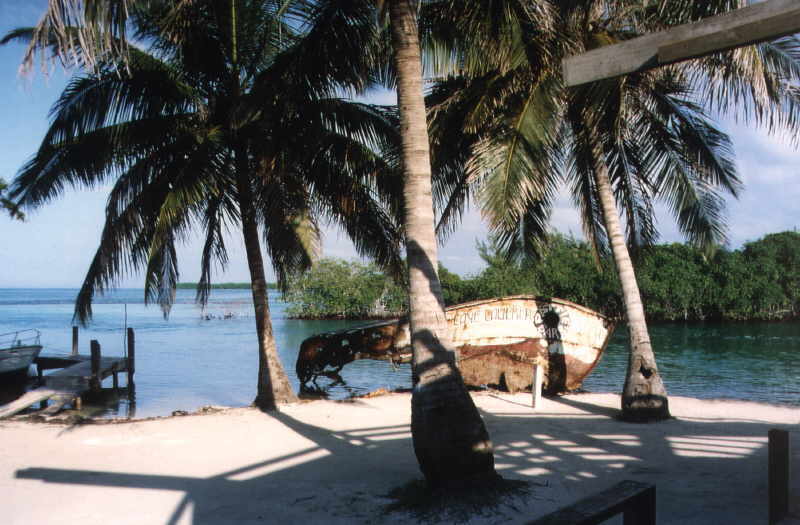 Strand von Caye Caulker mit gestrandeter 'Caye Caulker'
