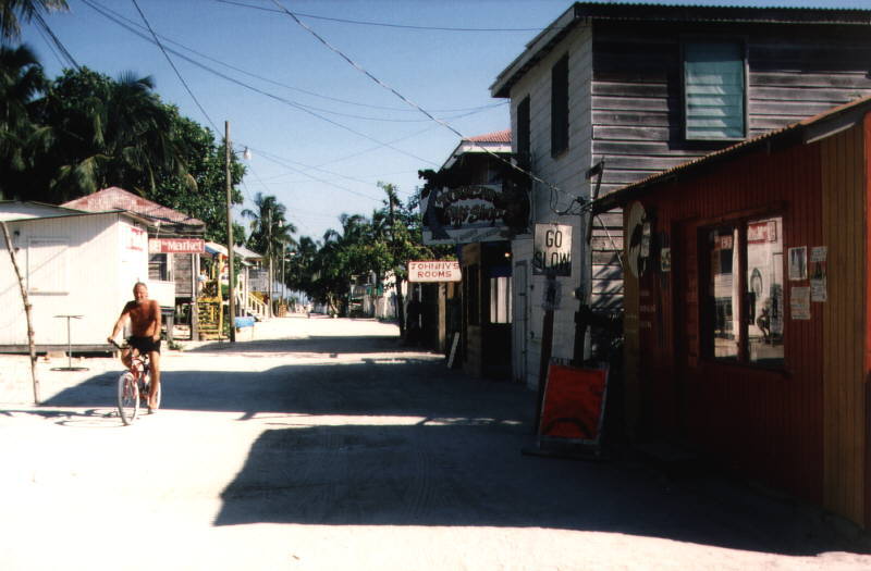 Hauptstra&szlig;e von Caye Caulker / Go-Slow-Schild