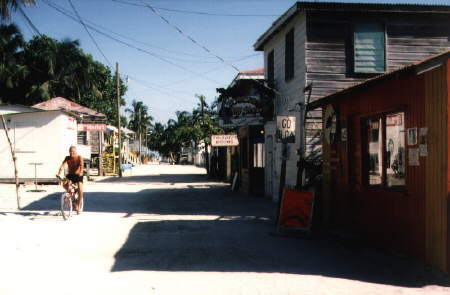 Hauptstra&szlig;e von Caye Caulker / Go-Slow-Schild