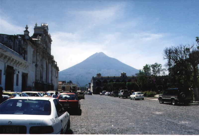 Central Park von Antigua mit Blick auf den Vulkan Agua