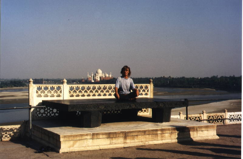 Der richtige Platz f&uuml;r mich - Herrscherplatz im Red Fort mit Aussicht auf das Taj Mahal