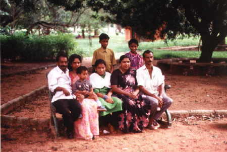 Familie w&auml;hrend eines Zugstops in Bangalore