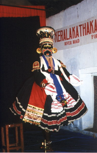 Mann tanzt 'b&ouml;se Frau' beim Kathakali-Tanz