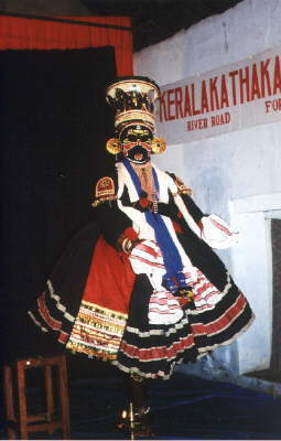 Mann tanzt 'b&ouml;se Frau' beim Kathakali-Tanz