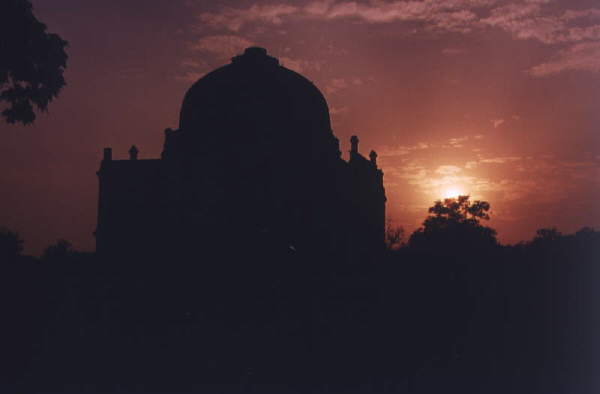 Abendhimmel &uuml;ber Park in Neu Delhi