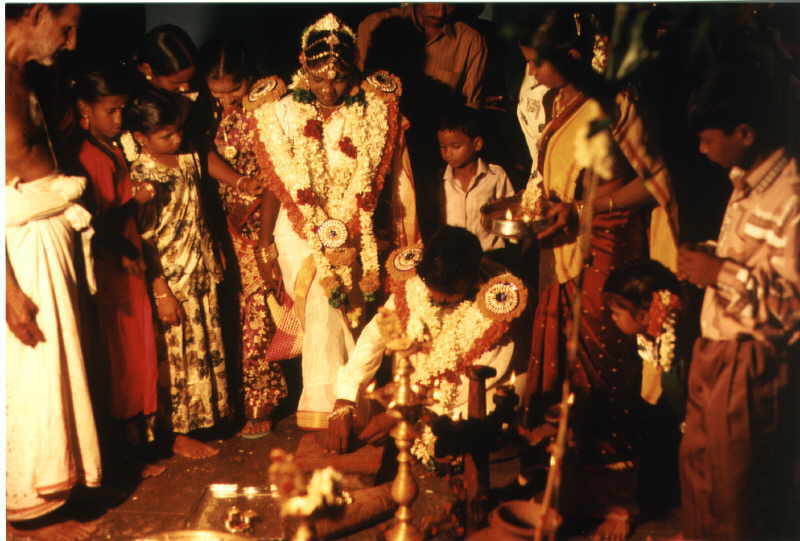 Putting on the marriage-ring on a toe at Hindu-marriage in Pondicherry