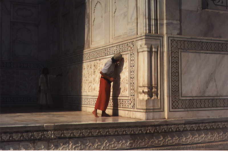 Carsten erf&uuml;llt sich seinen Traum und k&uuml;&szlig;t das Taj Mahal