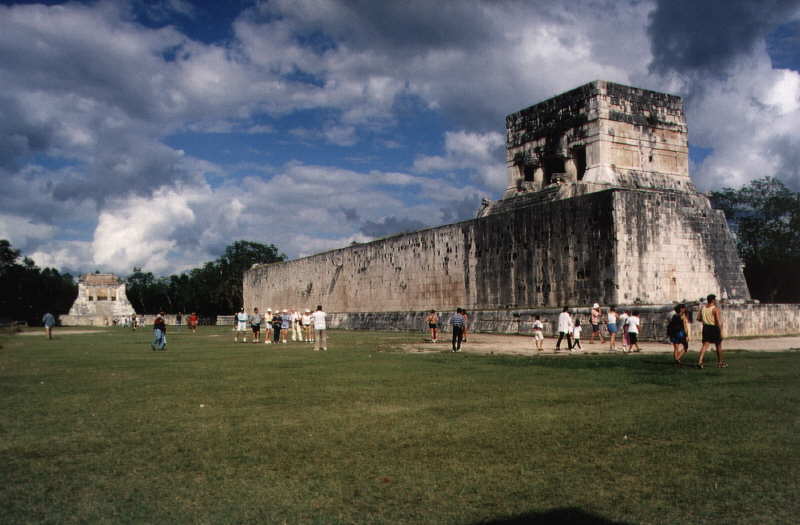 Ballhof der Mayas in Chichen Itza - der 'Korb' ist an der Wand in der Mitte