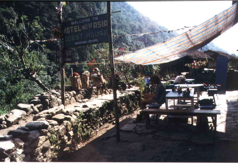 Nepalische Tr&auml;ger und wir bei einer Rast im Hotel Asia