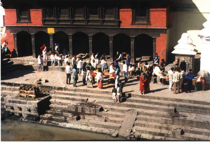 Hinduistische Verbrennungszeremonie im Pashupathi-Tempel nahe Kathamandu