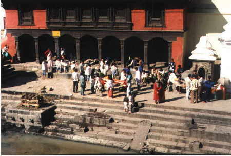 Hinduistische Verbrennungszeremonie im Pashupathi-Tempel nahe Kathamandu