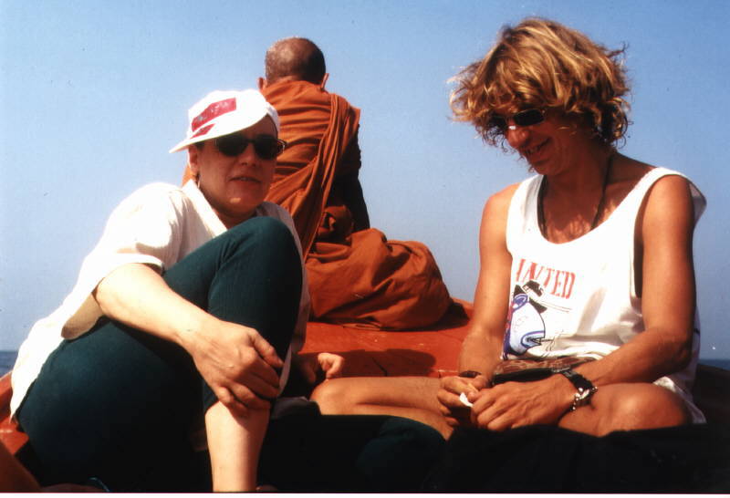 Buddhistischer M&ouml;nch, Carsten's Freundin Beate und ich auf dem Weg nach Koh Chang