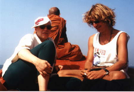 Buddhistischer M&ouml;nch, Carsten's Freundin Beate und ich auf dem Weg nach Koh Chang